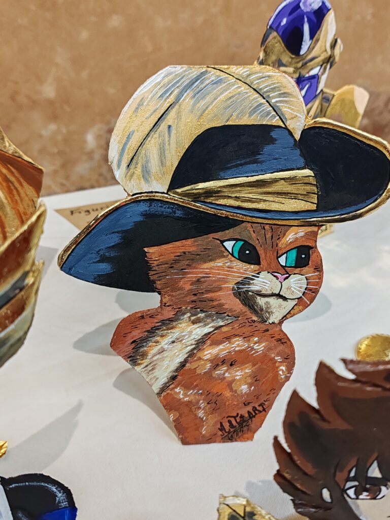 Figurine du chat botté, découpée dans du bois medium de 0,5 cm d'épaisseur, peinture acrylique et feuilles d'or