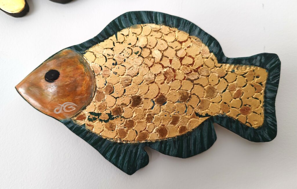 Poisson à la feuille d'or sur bois medium de 5 mm d'épaisseur ; décor d'écailles à la pierre d'Agathe