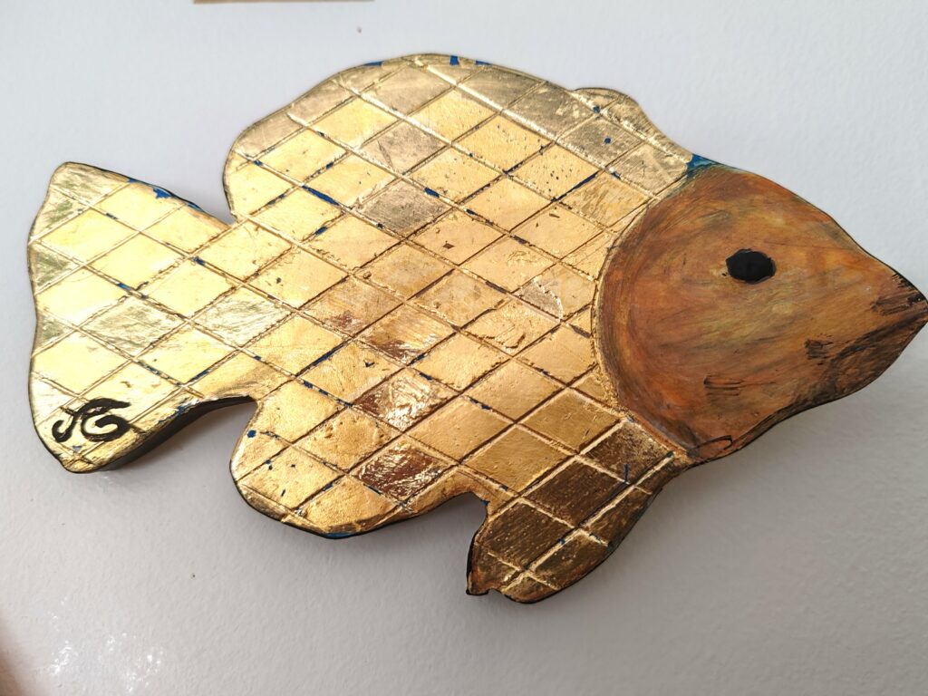 Poisson à la feuille d'or sur bois medium de 5 mm d'épaisseur ; décor d'Arlequin à simple filet