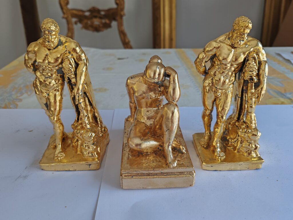 Ensemble de trois statuettes à la feuille d'or 24 carats sur résine en 3D, Hercule et la Maillol