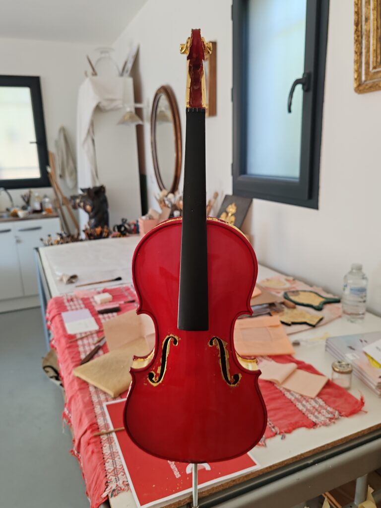 Violon doré à la feuille d'or sur les ouïes et le tour du violon ; partenariat entre Annie Gaudin, doreuse, et Benjamin Beugnies, luthier