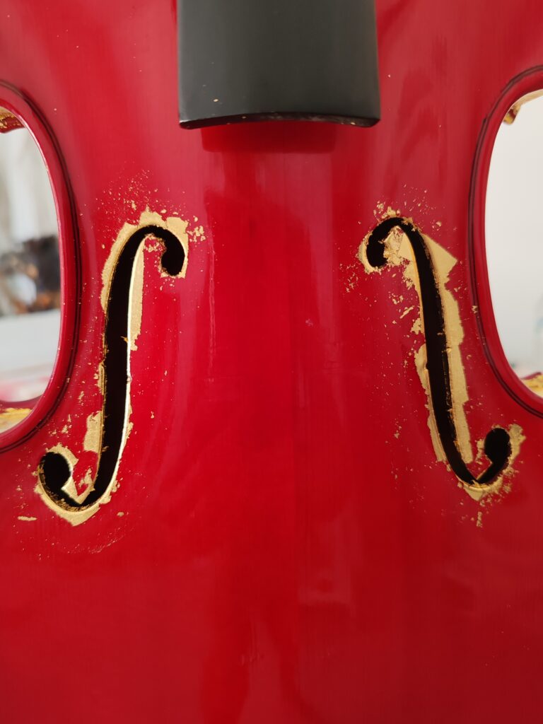 Violon doré à la feuille d'or sur les ouïes et le tour du violon ; partenariat entre Annie Gaudin, doreuse, et Benjamin Beugnies, luthier