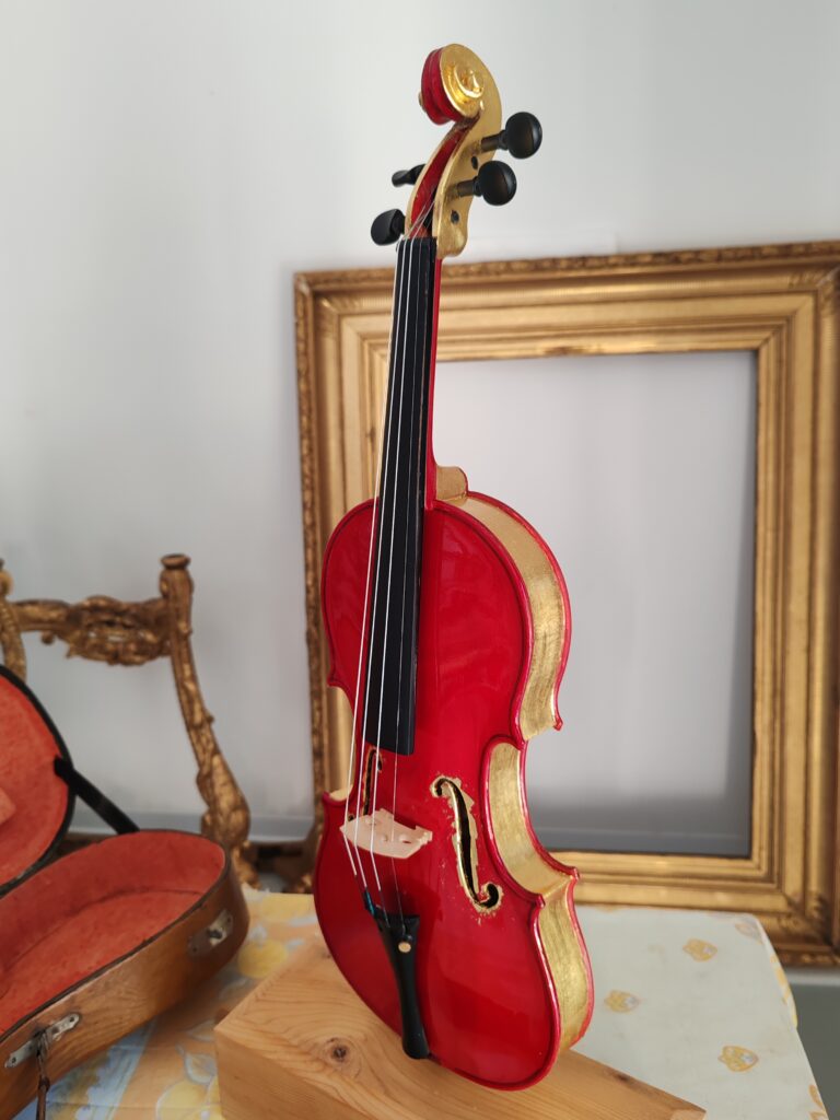 Violon doré à la feuille d'or sur les ouïes et le tour du violon ; partenariat entre Annie Gaudin, doreuse, et Benjamin Beugnies, luthier