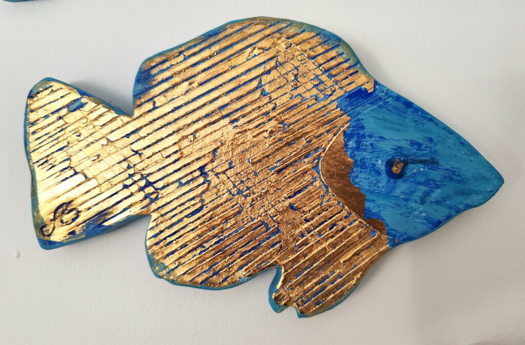 Poisson à la feuille d'or sur bois medium de 5 mm d'épaisseur et fond bleu nacré