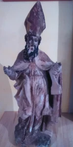 Statue d'évêque en bois doré avant restauration