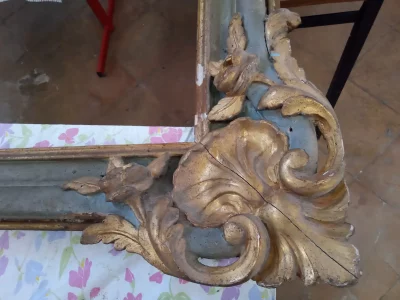 Décor de coquille en bois doré du cadre retable