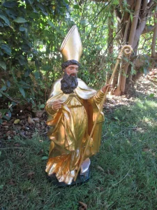 Statue d'évêque en bois doré après restauration