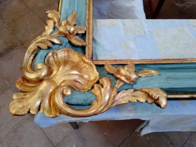 Décor de coquille en bois doré du cadre retable