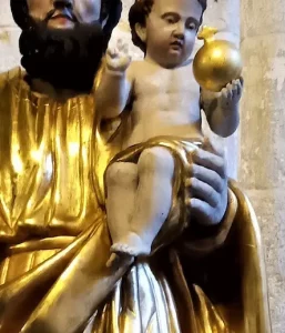 Détails de la statue de saint Joseph en bois doré, restaurés ; église de Sault