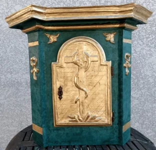 Tabernacle en bois doré et polychromie, restauré à l'atelier dorure Annie Gaudin