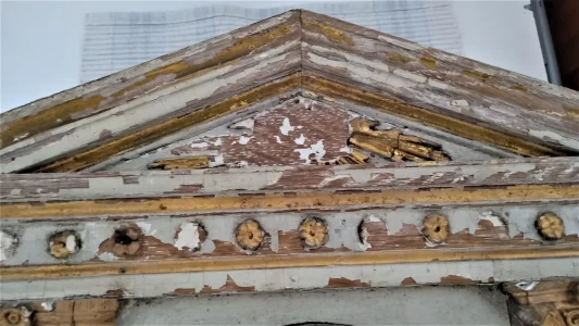 Fronton et entablement de tabernacle en bois doré à restaurer