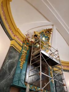 Restauration du retable en bois doré de la chapelle Saint-Sauveur à Saint-Jean-Cap-Ferrat ; retouches sur échafaudage